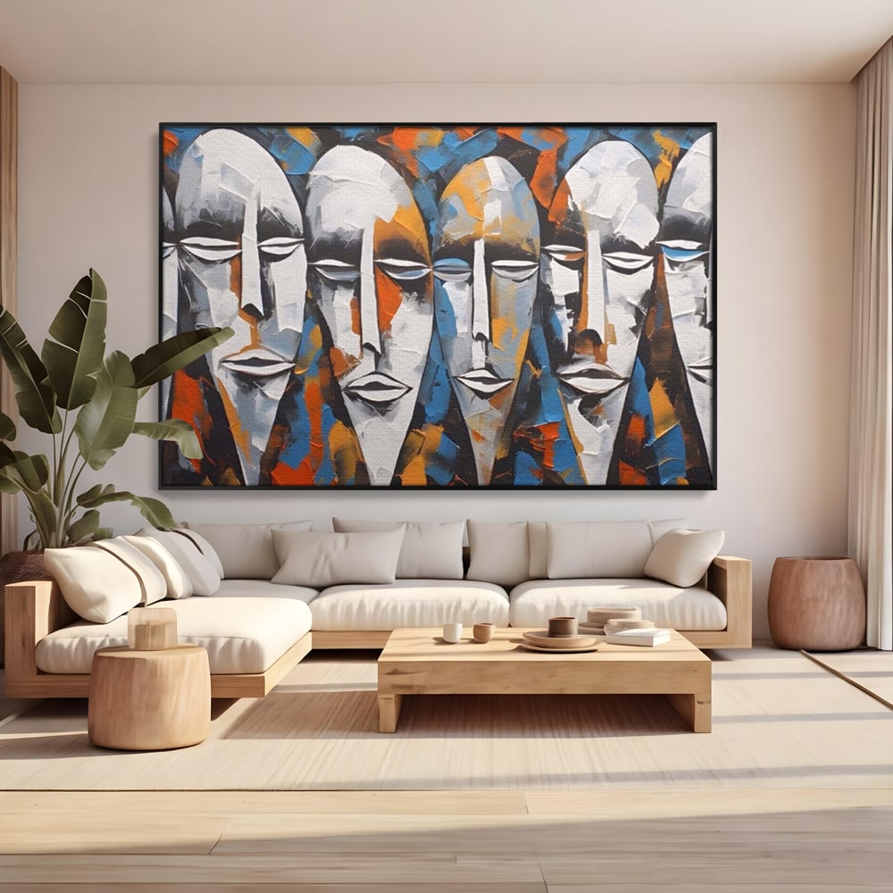 Tablou canvas cu tablou abstract cu masti tribale albe, in rama de aluminiu negru, pe perete intr-un living